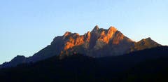 Der Pilatus leuchtet in der Abendsonne. (Bild: Walter Buholzer, Kriens, 29. Juli 2019)
