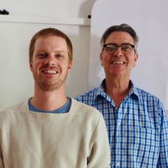 Die Häusermanns aus Lenzburg: «Ohnemeinensohnspielichkeinenton» beschloss Theatermann Ruedi Häusermann vor einigen Jahren und gründete ein Trio, bei dem Junior Julian am Schlagzeug sass. Am alljährlichen «Metschgplatsch»-Festival in Lenzburg konnte man sie immer wieder erleben. Ruedi Häusermanns Theaterproduktionen, die er für fast alle wichtigen deutschsprachigen Bühnen erarbeitet hat, haben mittlerweile Kultstatus. Ihre musikalische Langsamkeit trägt das Publikum in andere Sphären. Julian Häusermann denkt seine Musik ebenfalls vom Klang her, letztes Jahr installierte er einen akustischen Ausstellungsraum im Museum Burghalde, wo er die Stadt Lenzburg klingend abbildet. www.ruedihaeusermann.ch