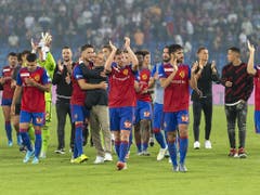 Wieder einmal eine rauschende Jubelnacht im St. Jakob-Park: Die Spieler des FC Basel bedanken sich nach dem Sieg gegen den PSV Eindhoven bei den Fans (Bild: KEYSTONE/GEORGIOS KEFALAS)