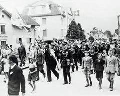 Festumzug am Kreismusiktag vom 30. Juli 1944 mit der «Harmonie» Buchs und Dirigent Fritz Blumer (neben dem Fähnrich).