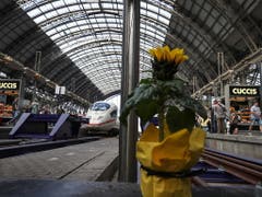 Der Tatort im Hauptbahnhof Frankfurt: Hier ist am Montag ein Achtjähriger ums Leben gekommen, nachdem ihn ein Mann vor den einfahrenden ICE gestossen hatte. (Bild: KEYSTONE/EPA/ARMANDO BABANI)