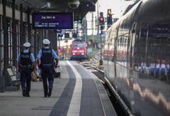 Ein achtjähriger Bub und seine Mutter wurden vor einen einfahrenden ICE gestossen. (Bild: ARMANDO BABANI)
