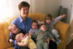 Nancy Odermatt 2002 mit ihren fünf Kindern zuhause in Emmenbrücke. (Archivbild LZ)