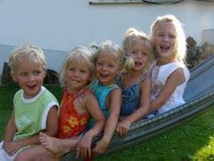 Die fünf Geschwister im Jahr 2005. Ganz rechts die ältere Schwester.