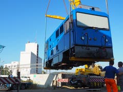 Eine 28 Tonnen schwere Lokomotive der Stadler Rail wurde beim Dienstagmorgen am Wiler Bahnhof auf einen Lastwagen gehievt. Bilder: Jörg Roth