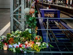 Blumen und Kerzen in der Nähe des Tatorts. (Bild: Michael Probst)