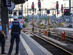 Zwei Polizisten im Frankfurter Hauptbahnhof. Dort hatte am Montag ein aus der Schweiz angereister Mann einen Knaben vor einen Zug gestossen. Das Kind starb am Tatort. (Bild: KEYSTONE/EPA/ARMANDO BABANI)