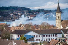 Steckborn TG - Beim Grossbrand in der Altstadt von Steckborn vom 21. Dezember 2015 wurden sechs Gebäude zerstört. Die Feuerwehren von Steckborn, Frauenfeld, Kreuzlingen und Weinfelden waren vor Ort. Nachmittags (Bild) war der Brand noch nicht vollständig gelöscht; zwei Häuser wurde mit dem Bagger teilweise abgerissen.