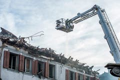 Steckborn TG - Nach dem Grossbrand in der Steckborner Altstadt sind bereits Teile von zwei der sechs betroffenen Gebäuden abgerissen. Auch einen Tag danach steigt teilweise noch Rauch auf.