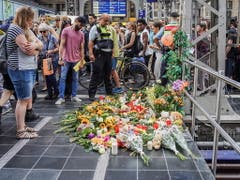 Anteilnahme und Fassungslosigkeit am Frankfurter Bahnhof: Blumen, Kerzen und Teddybären erinnern an den Achtjährigen, der vor einen ICE gestossen und getötet wurde. (Bild: KEYSTONE/EPA/CARSTEN RIEDEL)