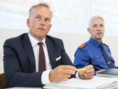 Der mutmassliche Täter war in psychiatrischer Behandlung: Bruno Keller (rechts), stellvertretender Kommandant der Kantonspolizei, und Staatsanwalt Thomas Brändli informieren über den Vorfall am Frankfurter Bahnhof. (Bild: KEYSTONE/ENNIO LEANZA)