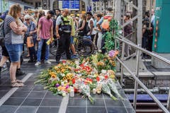 Auch viele Blumen wurden niedergelegt. (Bild: EPA/CARSTEN RIEDEL)