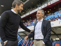 Am Ende lachte nur noch Marcel Koller (re.): Der FCB-Coach mit seinem PSV-Antipoden Mark van Bommel (Bild: KEYSTONE/GEORGIOS KEFALAS)