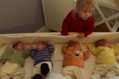 Die Vierlinge nach ihrer Rückkehr aus dem Spital im Oktober 2001. (Archivbild LZ)