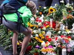 Grosse Bestürzung am Frankfurter Bahnhof: Menschen legen Blumen und Teddybären nieder für den Achtjährigen, der vor einen ICE gestossen und getötet wurde. (Bild: KEYSTONE/EPA/ARMANDO BABANI)