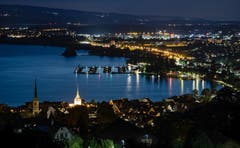 Zug nach dem Eindunkeln. (Bild: Daniel Hegglin, Zug, 29. Juli 2019)