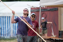 Impressionen der Aufbauarbeiten des Waldstock Open Air Spektakels. (Bild: Maria Schmid, Steinhausen, 26. Juli 2019)