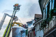 Steckborn TG - Beim Grossbrand in der Altstadt von Steckborn vom 21. Dezember 2015 wurden sechs Gebäude zerstört. Die Feuerwehren von Steckborn, Frauenfeld, Kreuzlingen und Weinfelden waren vor Ort. Nachmittags (Bild) war der Brand noch nicht vollständig gelöscht; zwei Häuser wurde mit dem Bagger teilweise abgerissen.