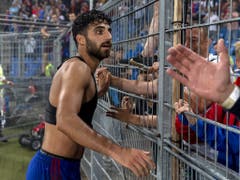 Der Torschütze des 1:0 feiert mit den Fans: Eray Cömert (Bild: KEYSTONE/GEORGIOS KEFALAS)