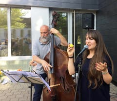 Die Hunzikers aus Baden: Rea und Peter Hunziker kann man fast jeden Montag im Winterhalbjahr im Restaurant «Isebähnli» in Baden sehen. Nicht Musik spielend, sondern als doppelter guter Geist der Konzerte von «Jazz in Baden». Peter Hunziker ist der Co-Präsident des Vereins, seine Tochter Rea ist für das Musik-Programm verantwortlich. Und zusammen sind Vater und Tochter Hunziker auch ab und zu auf der Bühne zu erleben. Rea als sehnsüchtige Sängerin mit brasilianischem Flair, Peter als Kontrabassist mit grossem Ton. Auch in der Familie Hunziker meint Kultur nicht einfach nur Jazz. Peter Hunziker ist auch als Fotograf unterwegs, und seine Frau, die Mutter von Rea, ist die bildende Künstlerin Ursula Rutishauser. www.reasom.ch www.urban-spaces.ch
