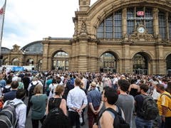 Wegen des Andrangs im Freien statt in der Bahnhofshalle: Rund 400 Personen nahmen am Dienstagabend an einer Andacht für den getöteten Achtjährigen teil. (Bild: KEYSTONE/EPA/ARMANDO BABANI)