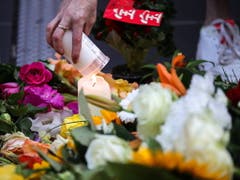 Eine Kerze wird für den im Frankfurter Hauptbahnhof vor einen Zug gestossenen Knaben angezündet. (Bild: KEYSTONE/EPA/ARMANDO BABANI)