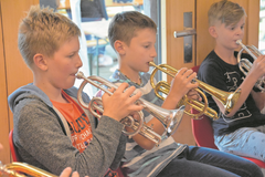 Fleissig üben die jungen Musiker die Stücke für die geplanten Lagerkonzerte ein. (Lagerbild: Musiklager Juniors Brass Seetal, Flühli, 29. Juli 2019)