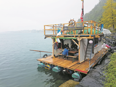 Eindrücklich: Die Piraten vom Flosslager Unterwalden stechen mit ihrer «Black Pearl» in den Vierwaldstättersee. (Lagerbild: Flosslager Unterwalden, Vierwaldstättersee, 28. Juli 2019)