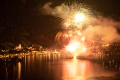 Das Feuerwerk über Flüelen. (Bild: Valentin Luthiger, Seelisberg, 31. Juli 2019)