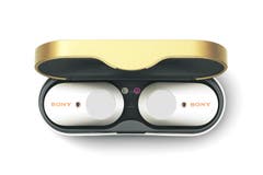 WF-1000XM3 SonyBei den Sony-Kopfhörern ist nicht nur der Name WF-1000XM3 sperrig, sondern auch die Box. Sie ist doppelt so gross wie bei der Konkurrenz. Dafür gefällt der Sound, der kraftvoll und dennoch klar definiert in den Gehörgang strömt. Dort sitzen die Kopfhörer einigermassen fest und schirmen einen dank der Noise-Cancelling-Funktion fast vollständig von der Aussenwelt ab. Weniger gut gefällt uns das an Headsets von Call-Center-Mitarbeitern erinnernde Design. Bild: zvg