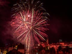 Feuerwerk über dem Rhein in Basel am Vorabend des Nationalfeiertags. (Bild: Keystone/Georgios Kefalas)