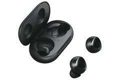 Galaxy Buds SamsungDie Buds verhaken sich dank ihrer spitzen Form in der Ohrmuschel und sitzen fest, ohne dass sie unangenehm in den Gehörgang gebohrt werden müssten. Für uns bieten sie den besten Tragekomfort der getesteten Hörer. Nicht ganz so überzeugend ist das Klangerlebnis. Es fehlen die klaren Konturen, und man vermisst die Power im Bass. Hier sind die Buds am schwächsten. Die Box ist angenehm klein und elegant geformt. 169 Franken. Bild: zvg