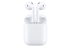 Airpods 2 AppleKeine Frage, sie sind die meistverbreiteten In-Ear-Kopfhörer. Stilbewusste stehen vor der Entscheidung, ob sie sich in die Gruppe der Airpod-Träger einreihen oder bewusst ausscheren wollen. Entscheidet man sich für Ersteres, muss man sich mit dem Stäbchen am Knopf anfreunden. Dafür kommt man in den Genuss eines satten Sounds mit einem Bass, der in der Ohrmuschel wummert. Die Box überzeugt durch ein kompaktes Design. 179 Franken. Bild: zvg