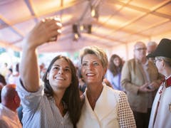Zeit für ein Selfie: Justizministerin Karin Keller-Sutter trifft an der Bundesfeier in Rorschach SG ein. (Bild: KEYSTONE/ENNIO LEANZA)