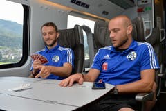 Christian Schneuwly (links) zusammen mit Bruder Marco beim Jassen auf der Fahrt im Zug nach Sassuolo. (Bild: Martin Meienberger / Freshfocus, 3. August 2016