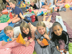 Alle haben sich’s bequem gemacht, und das Popcorn ist bereit: Dem Harry Potter-Filmabend der Jubla Weggis steht nichts mehr im Weg. (Lagerbild: Jubla Weggis, Appenzell, 29. Juli 2019)