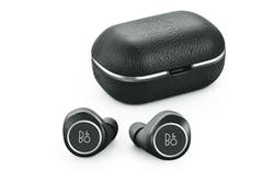 E8 2.0 Bang & OlufsenDie Hörer des dänischen Traditionsunternehmens Bang & Olufsen sind die teuersten der getesteten Produkte. Der hohe Preis rechtfertigt sich unserer Meinung nach nicht. Der Klang ist zwar differenziert, es fehlt ihm aber an Volumen. Ausserdem halten die Knöpfe nicht besonders gut im Ohr, was dazu führt, dass man sie mit Kraft in den Gehörgang quetscht. Schön ist das aus Leder und Metall geschaffene Etui zum Laden und Aufbewahren. Bild: zvg.