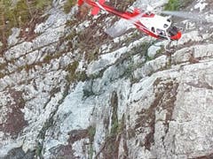 Weil das Felssturzgebiet am Axen nicht betreten werden kann, kommen Helikopter zum Einsatz. (Bild: Bundesamt für Strassen Axen)