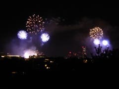 Das Basler 1. August-Feuerwerk über dem Rhein wird von zwei Schiffen aus gestartet; die Bilder sind so fast synchron doppelt. (Bild: Keystone-SDA/Roger Lange Morf)