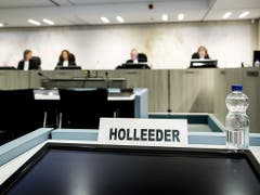 Das Strafgericht in Amsterdam hat den Heineken-Entführer Willem Holleeder am Donnerstag wegen fünf Auftragsmorden zu einer lebenslangen Gefängnisstrafe verurteilt. (Bild: KEYSTONE/EPA ANP/REMKO DE WAAL)