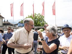 Guy Parmelin horcht den Anliegen einer Frau in Schwyz. (Bild: KEYSTONE/ALEXANDRA WEY)