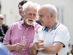 Bundespräsident Ueli Maurer beim Apéro mit der Bevölkerung in Schwyz. (Bild: KEYSTONE/ALEXANDRA WEY)