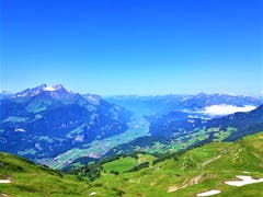 Eine hübsche Aussicht hat man von der Planplatten in Hasliberg in Richtung Brienzersee. (Bild: Urs Gutfleisch, 4. Juli 2019)