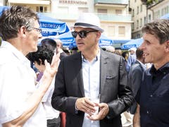 Kluge Köpfe schützen sich vor der Sonne: Bundesrat Alain Berset beim Treffen mit der Bevölkerung anlässlich der Bundesratsreise in Schwyz. (Bild: KEYSTONE/ALEXANDRA WEY)