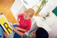 Mit der Zunge vorne im Mund oder eher hinten im Gaumen? Für die Aussprache des Buchstaben R gibt es mehrere Varianten. (Bild: Getty)