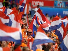 Die Oranje-Fans unterstützen ihr Nationalteam lautstark und farbenfroh (Bild: KEYSTONE/AP/ALESSANDRA TARANTINO)