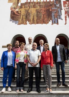 Die Landesregierung vor dem Bundesbriefmuseum in Schwyz. (Bild: Alexandra Wey/Keystone, Schwyz, 4. Juli 2019)