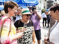 Man amüsiert sich mit Umweltministerin Simonetta Sommaruga in Schwyz. (Bild: KEYSTONE/ALEXANDRA WEY)