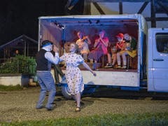 Ein Spielmann mit Maske tanzt mit Vreneli - die Musikanten fahren auf dem Ballenberg ganz modern per Lieferwagen auf. (Bild: KEYSTONE/URS FLUEELER)