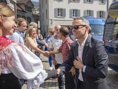 Ankunft in Uri: Bundesrat Ignazio Cassis schüttelt Hände in Altdorf. (Bild: KEYSTONE/URS FLUEELER)